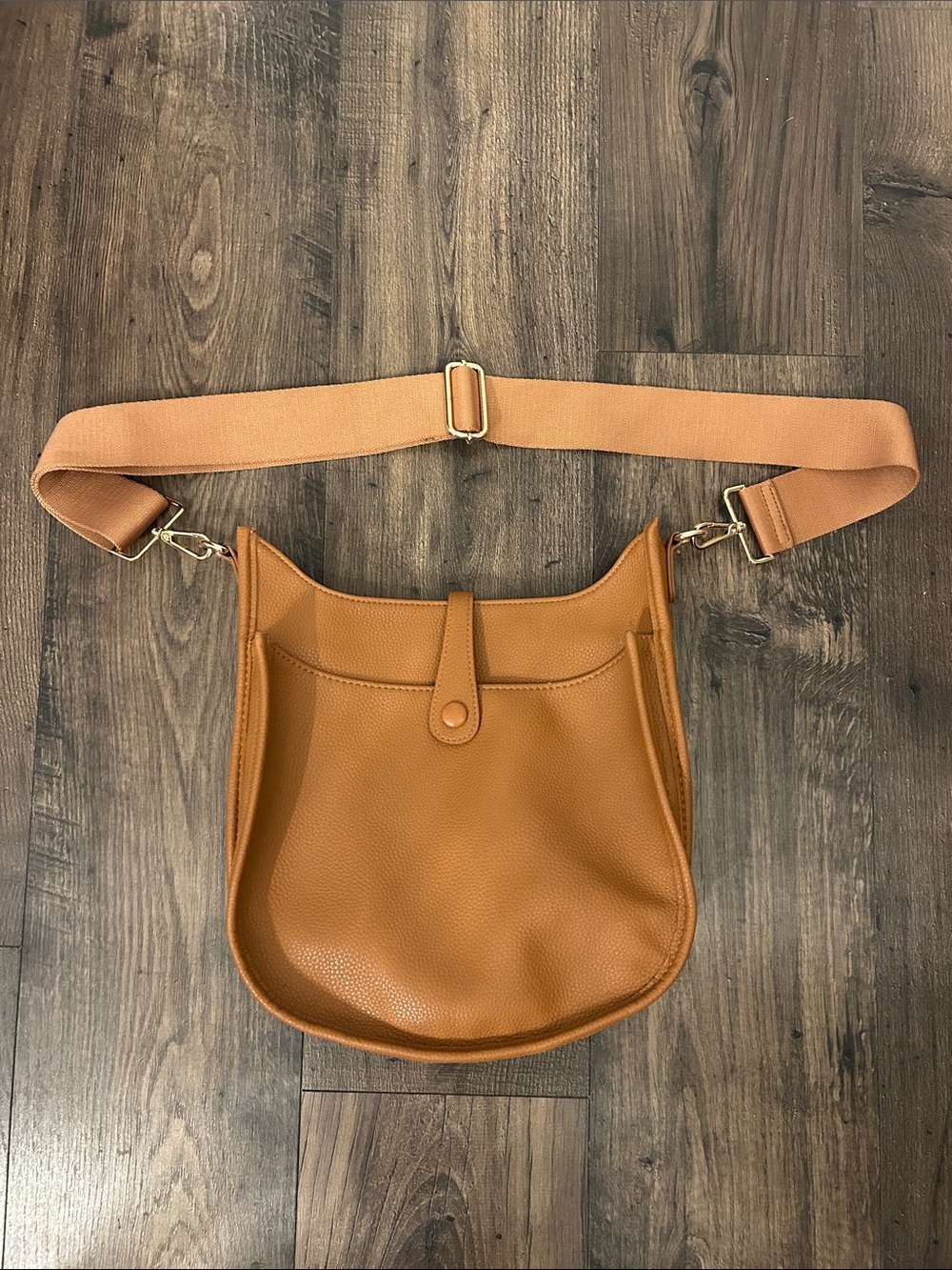 ah.dorned Camel Crossbody Handbag 🤎